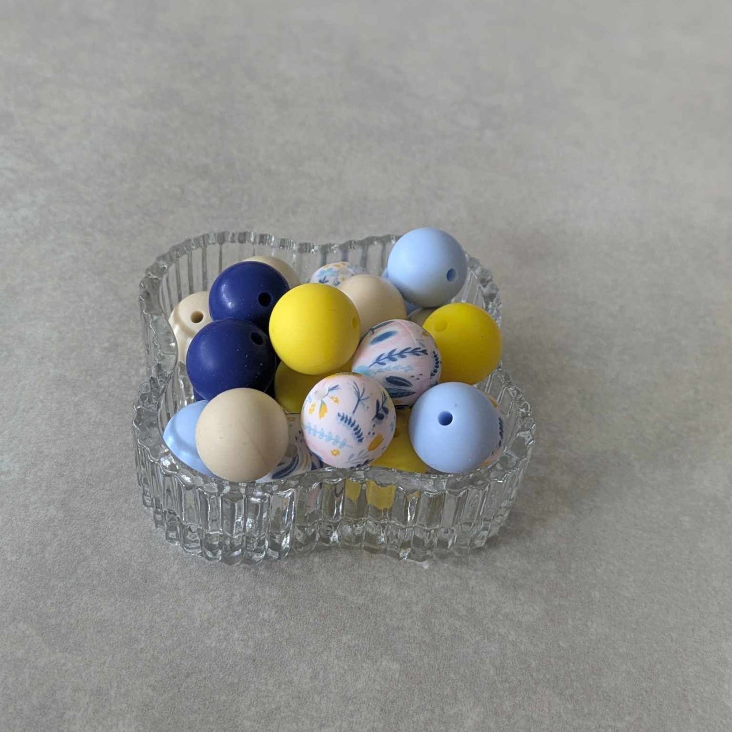 15 mm - silicone bead set - 25 pcs - Blues, Yellow, Floral Bird Design, Navajo White